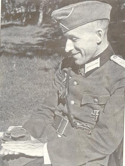 Hauptmann Jünger 1939/40, Infanterist, mit Pour le Merite und EK auf einer Bank vor seiner Abreise nach Paris 